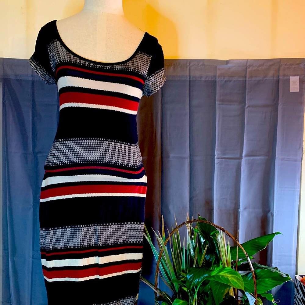 Sleeveless dress, machine wash, back out style and comfortable
